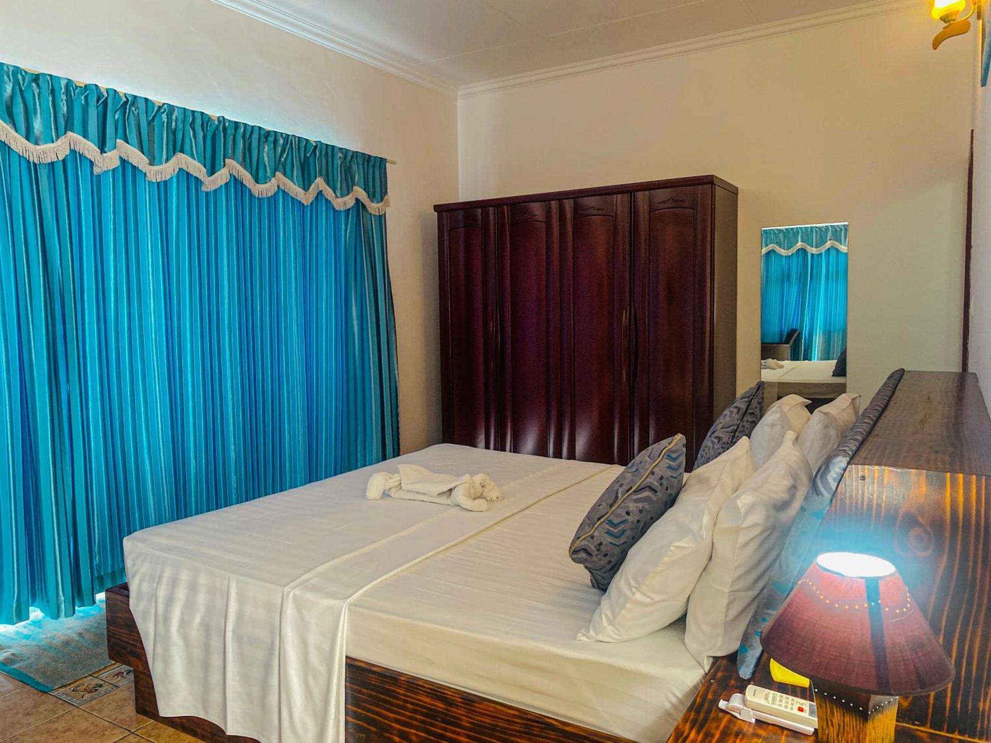 Divers Lodge Guest House Beau Vallon  Exterior photo