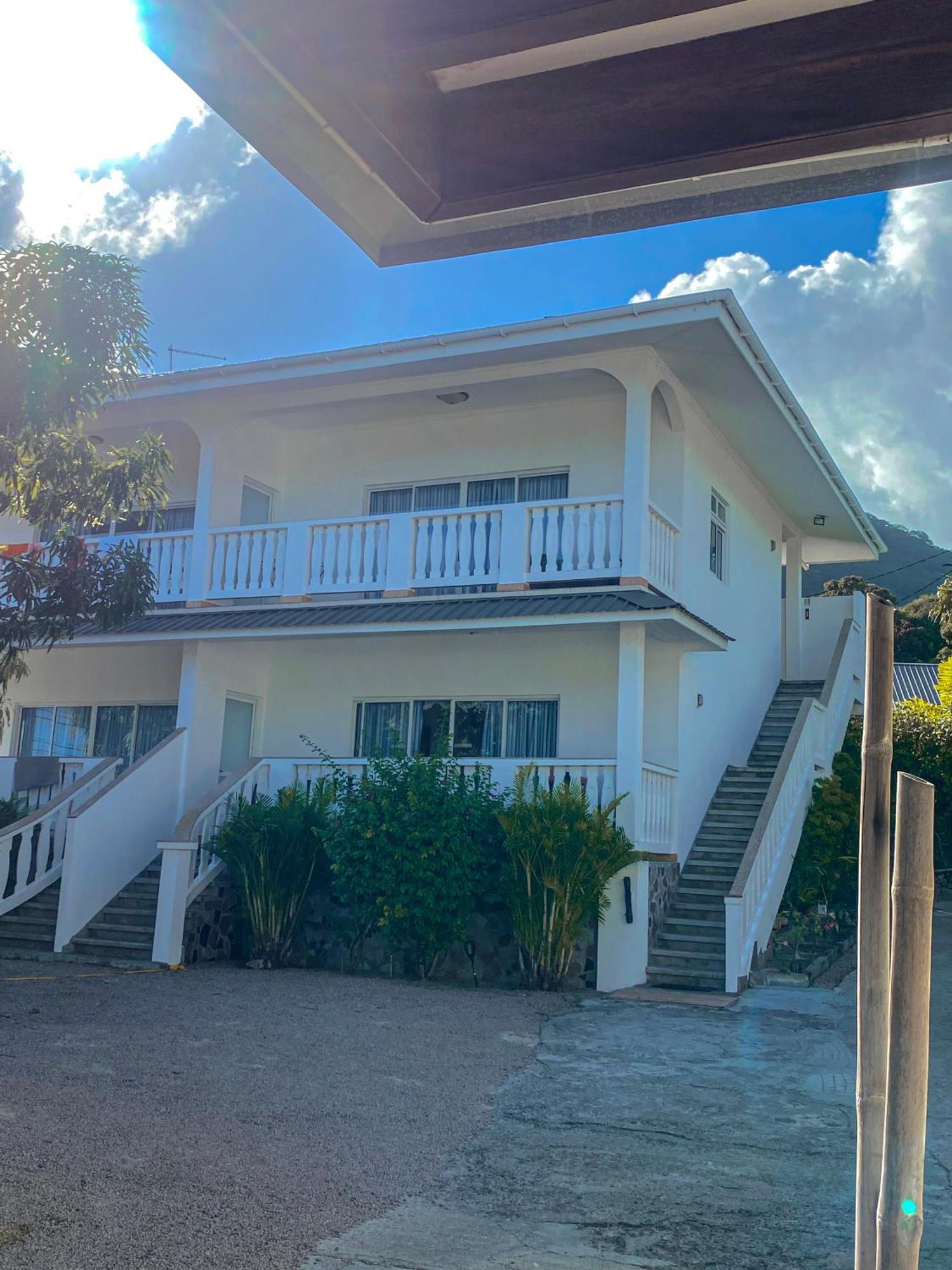 Divers Lodge Guest House Beau Vallon  Exterior photo