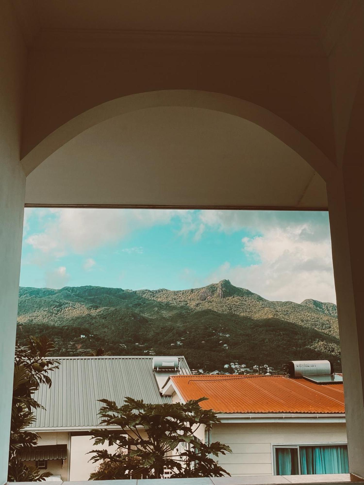 Divers Lodge Guest House Beau Vallon  Exterior photo