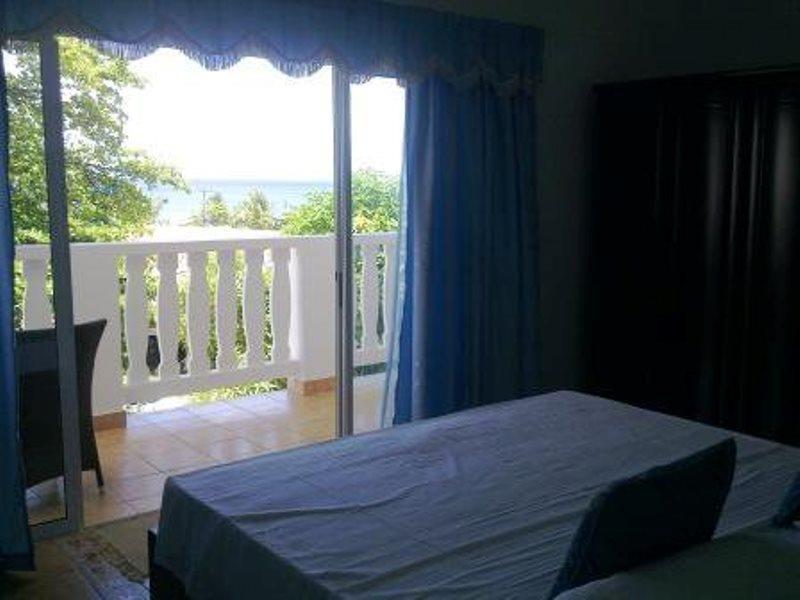 Divers Lodge Guest House Beau Vallon  Exterior photo