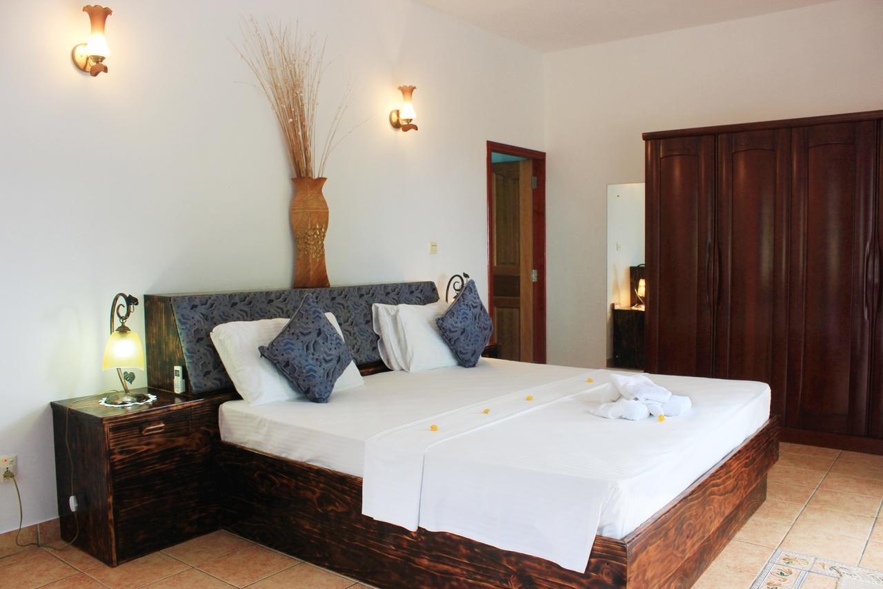 Divers Lodge Guest House Beau Vallon  Exterior photo