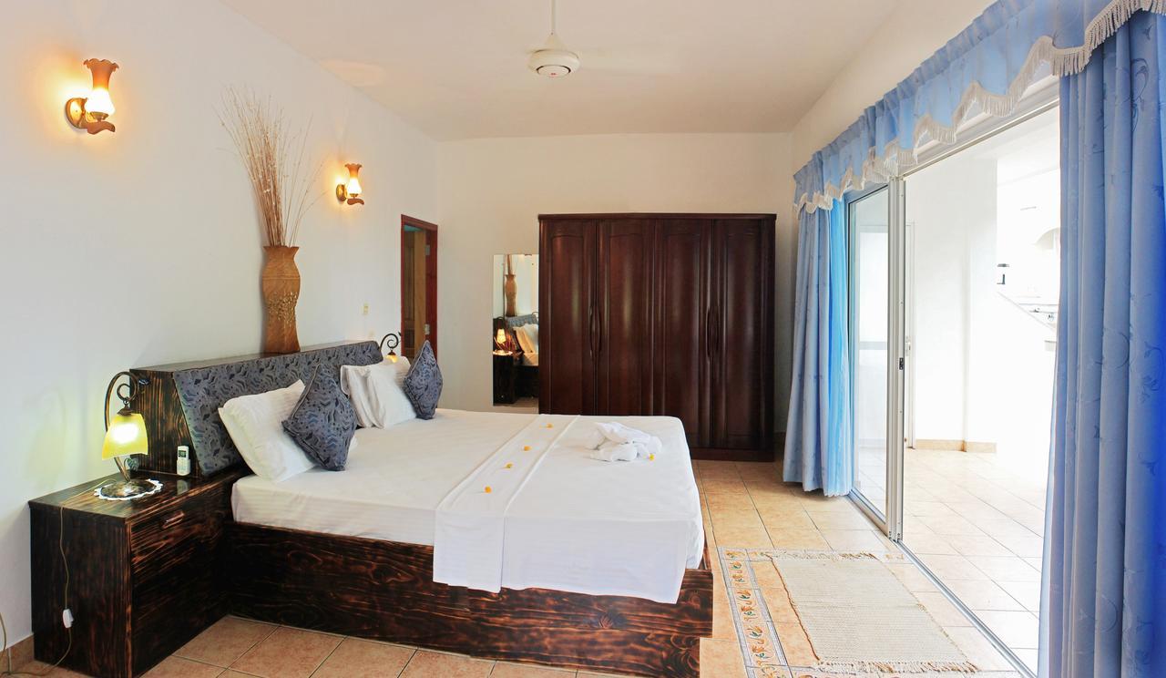 Divers Lodge Guest House Beau Vallon  Exterior photo